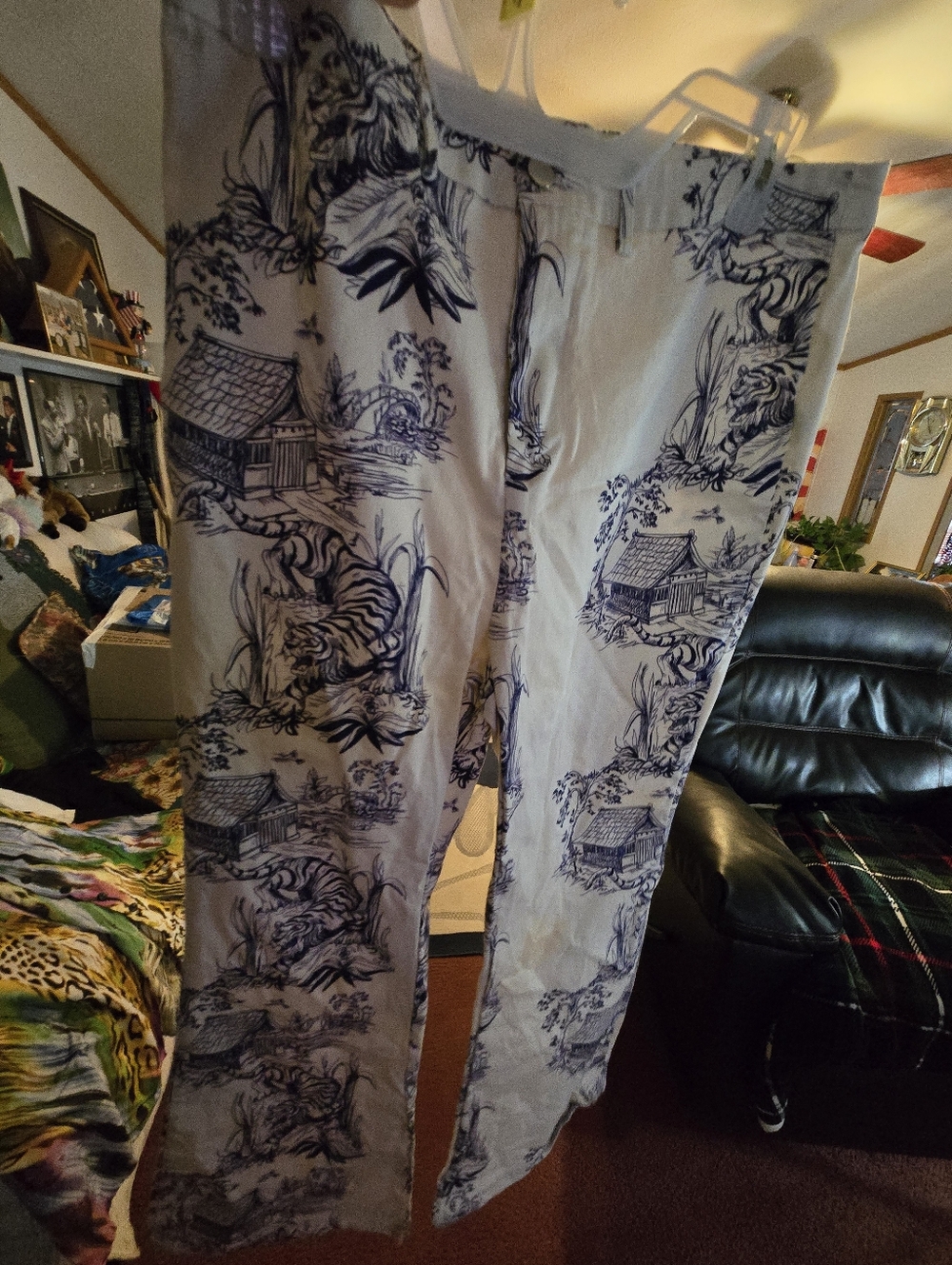 Womens White & Navy Printed Casual Pants